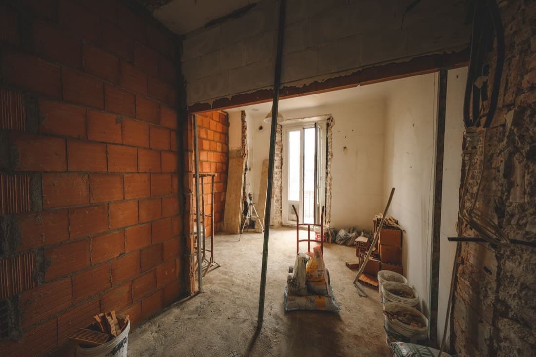 Cantiere aperto: murature in laterizio dopo la demolizione